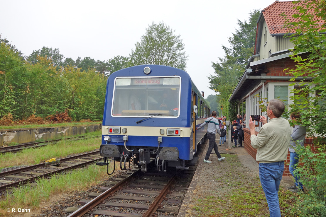Buntes Treiben von Alt und Jung auf dem Bahnsteig