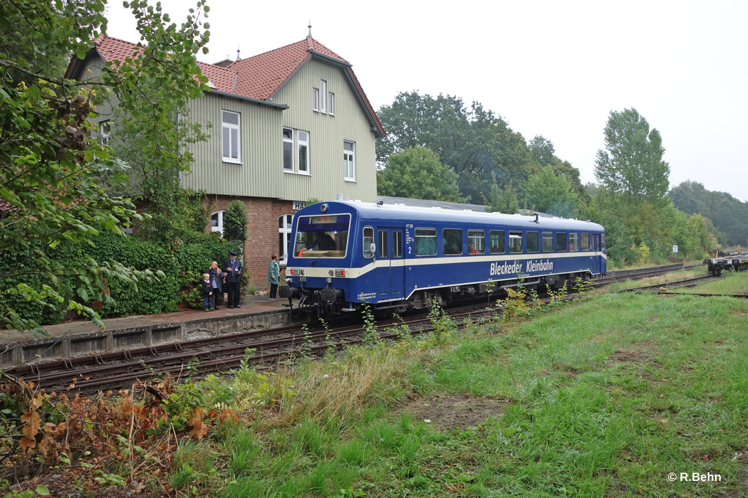 Seitenansicht des NE 81 vor dem ehemaligen Empfangsgebäudes von Hankensbüttel (heute in Privatbesitz)